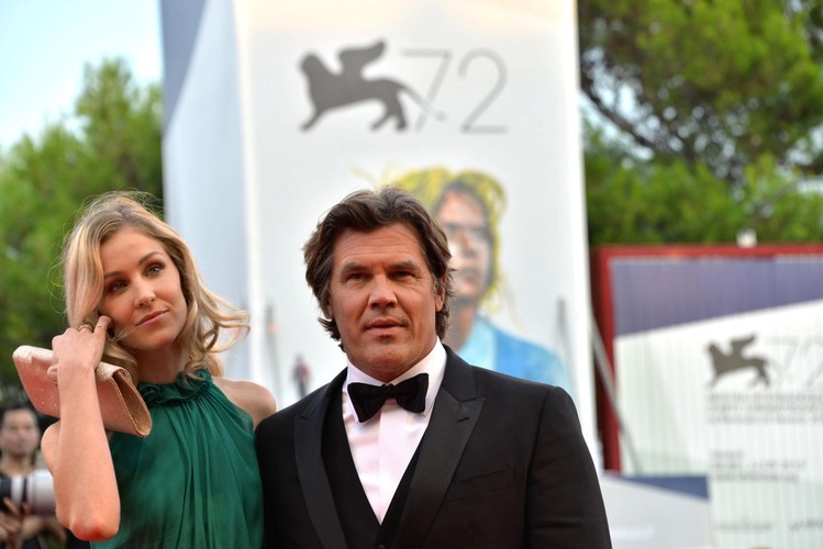 Josh Brolin z żoną na premierze 'Everestu' w Wenecji