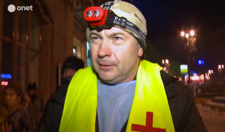 2013 rok. Dr Jarosław Radewycz idzie przez majdan opatrywać kolejnych rannych demonstrantów