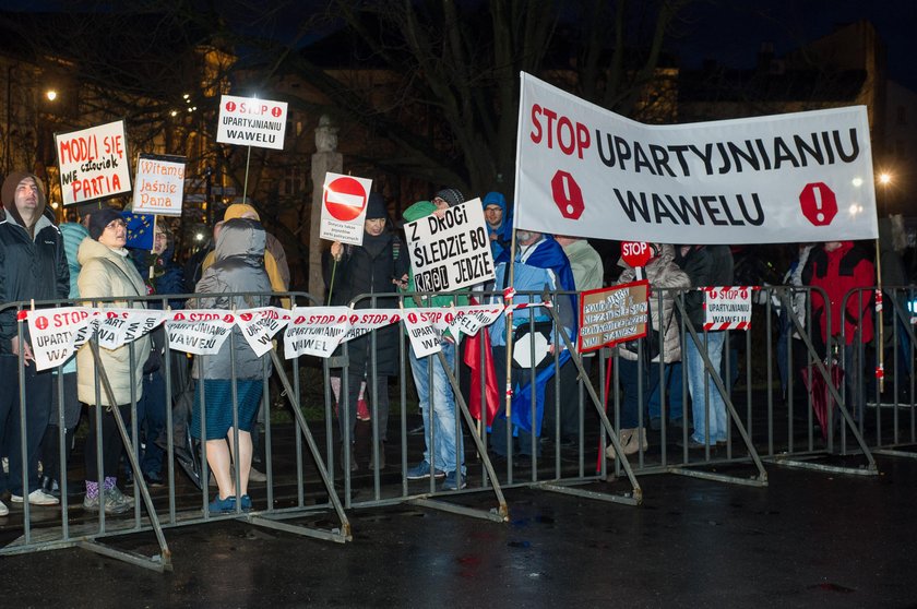 Policja żąda kar dla protestujących podczas przejazdu Kaczyńskiego na Wawel