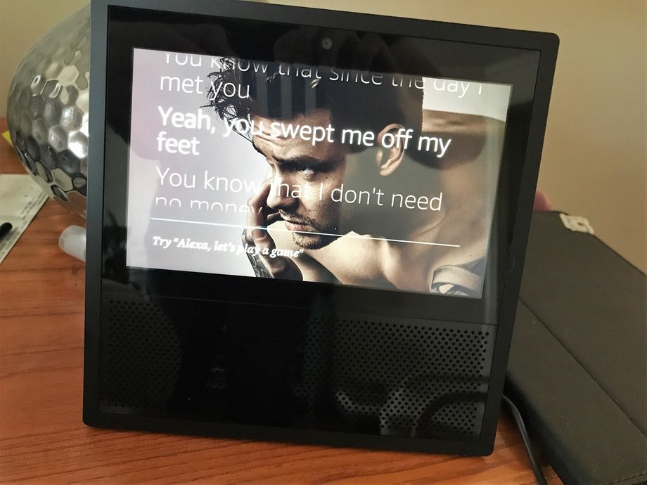 Amazon Echo Show może zamienić się na przykład w przenośny zestaw karaoke