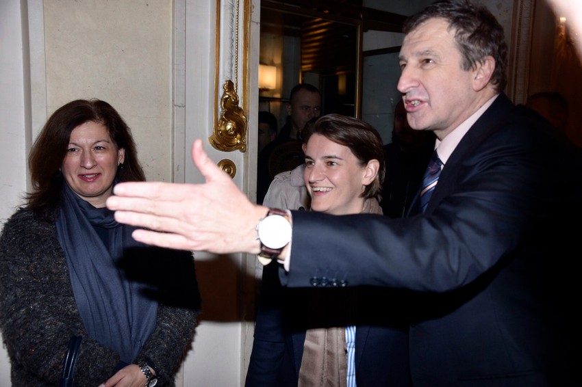 Dejan Savić dočekuje Anu Brnabić na premijeri predstave "Ožalošćena porodica"