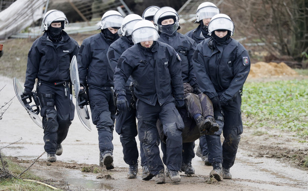 Policja eksmituje aktywistów z okupowanej wioski Luetzerath w pobliżu kopalni węgla brunatnego