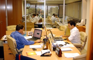 Praca w korporacji to sposób na przetrwanie kryzysu