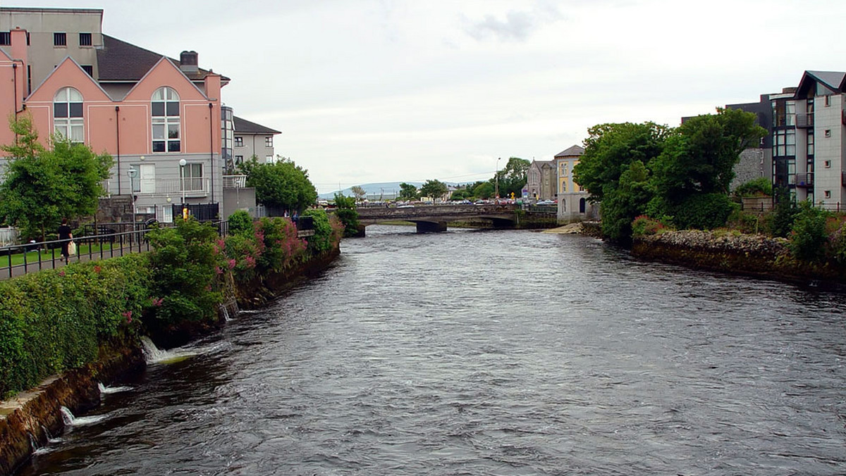 Galway to jedno z najszybciej rozwijających się miast Europy. Dziesiątki tysięcy zagranicznych turystów tłoczą się w wąskich uliczkach i tradycyjnych barach. Ale imprezowa stolica Irlandii płaci wysoką cenę za swój gospodarczy rozkwit.