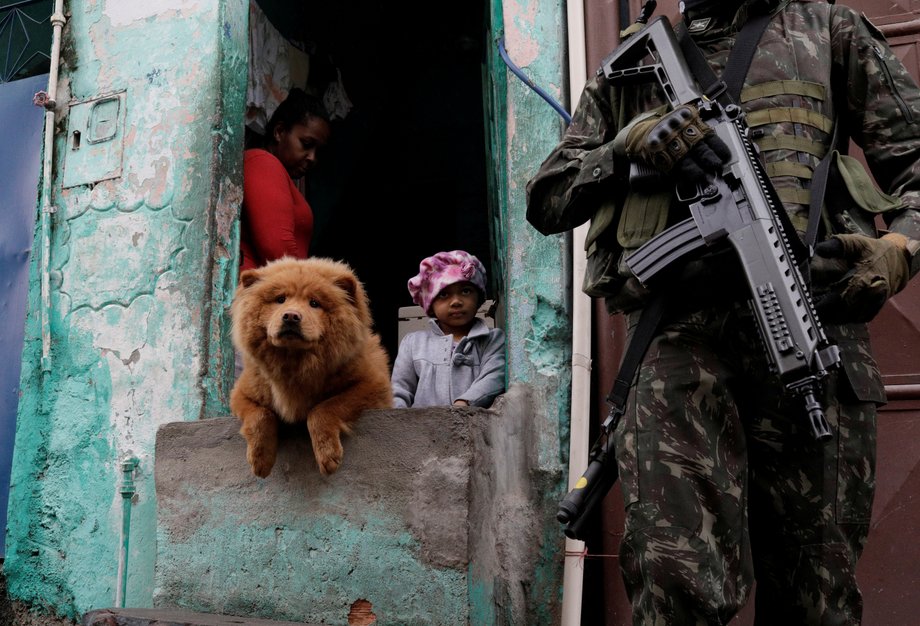 Brazilian security forces during an operation against organized crime in the Manguinhos slum complex in Rio de Janeiro, August 21, 2017.