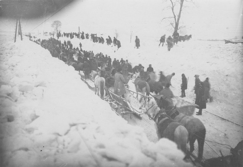 Odśnieżanie torów między Żurawicą i Radymnem. 1929 rok.