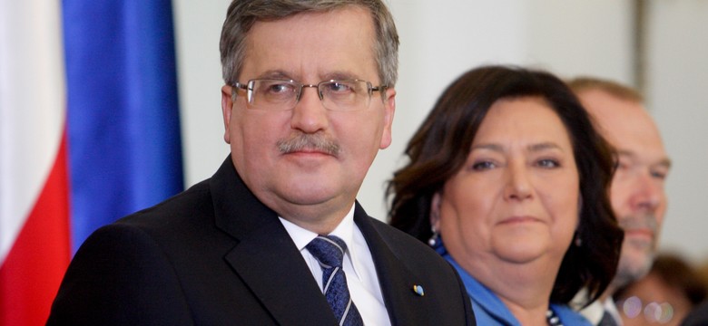 Komorowski do USA poleciał samolotem rejsowym. "A leci z żoną?"