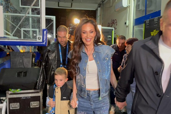 (VIDEO) LOM ZBOG CECE U JAGODINI Fanovi zakrčili ulice pred koncert, pa usledio spektakl! Folk diva u džinsu, došla S UNUKOM ŽELJKOM