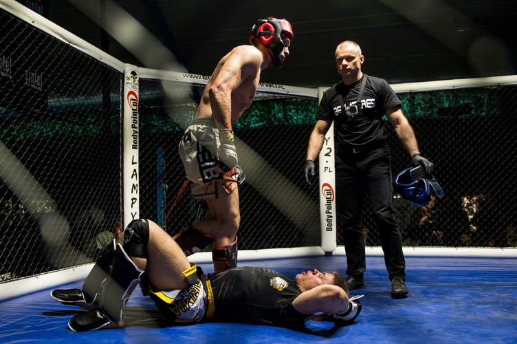 Polscy żołnierze biją się w klatce