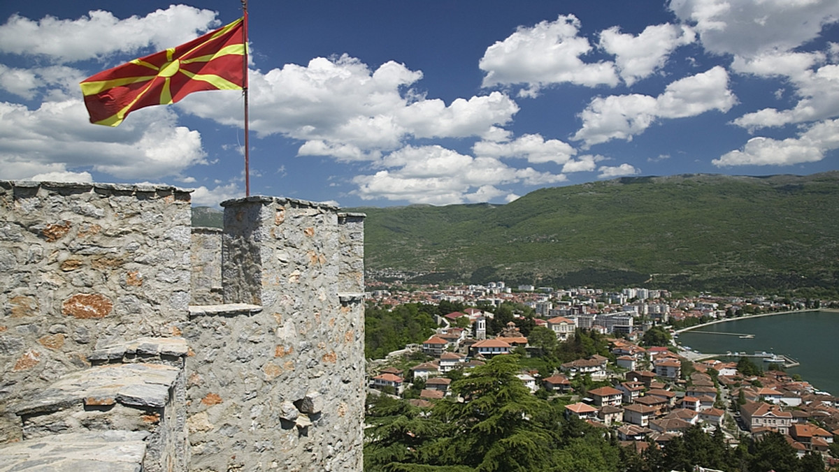 W 1991 roku Macedonia w pokojowy sposób uzyskała niepodległość od Jugosławii, ale wysuwane przez Grecję zastrzeżenia co do używania helleńskiej nazwy oraz symboli opóźniały uznanie niepodległości Macedonii przez społeczność międzynarodową i spowodowały przyjęcie prowizorycznej nazwy Byłej Jugosłowiańskiej Republiki Macedonii.