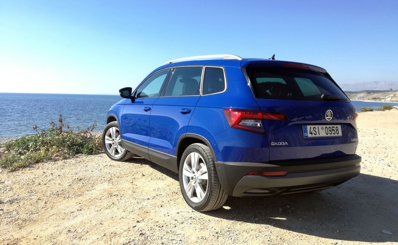 Skoda Karoq to samochód nastawiony na rodzinne użytkowanie. Bagażnik jest pojemny (od 479 do 1810 l) i ustawny. Pakowanie ułatwi niski próg załadunku oraz niemal płaska podłoga. Automatycznie rozwijana roleta (standard z VarioFlex) chroni przed przewianiem. Haczyki ujarzmią ładunek