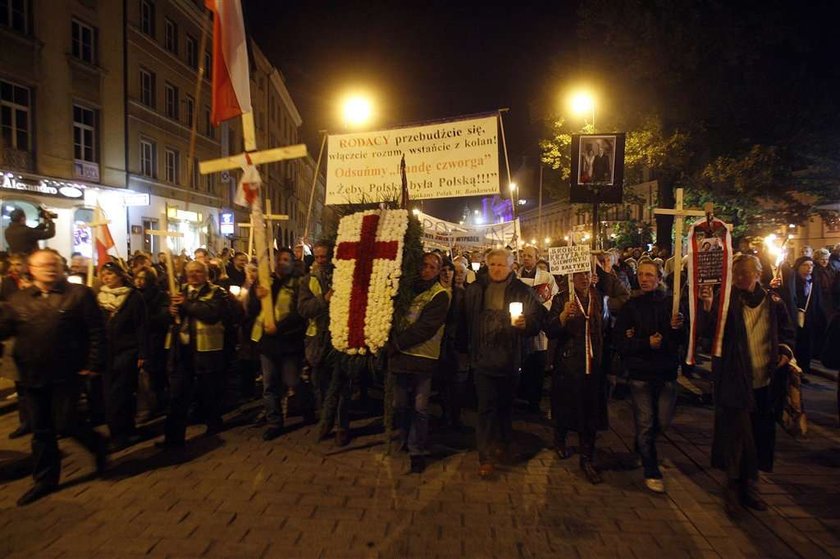 Był krzyż, teraz są dwa krzyże i obraz