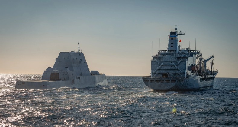 Niszczyciel rakietowy USS Michael Monsoor (DDG 1001) typu Zumwelt w towarzystwie tankowca USNS Pecos (T-AO 197) typu Henry J. Kaiser.