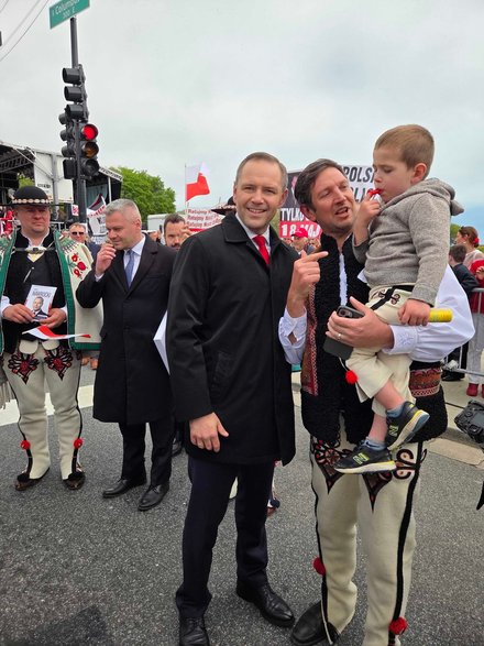 Karol Nawrocki na paradzie w Chicago