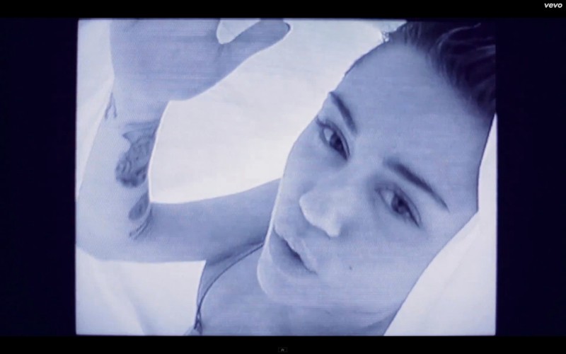 Miley Cyrus w klipie do piosenki 'Adore You'