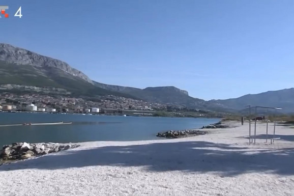 Ovde se kupaju ljudi i IGRAJU DECA, a puno je KANCEROGENOG AZBESTA! Popularna plaža je opasna po život, a nigde nema upozorenja