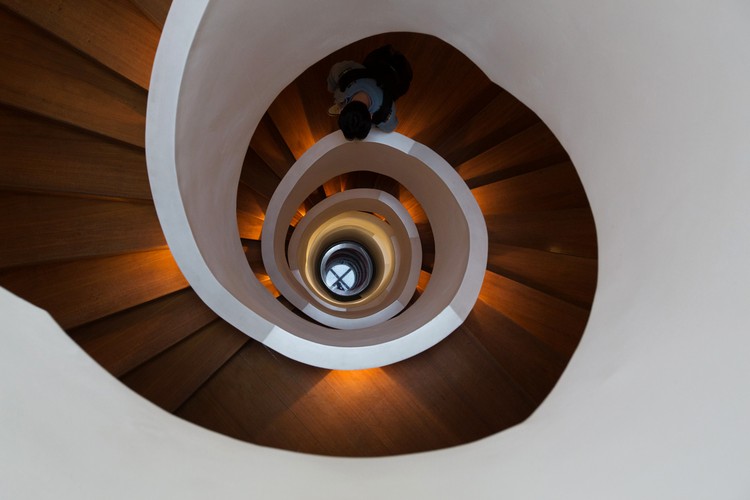 Mężczyzna schodzi po krętych schodach w budynku będącym siedzibą koncernu Canon Korea Consumer Imaging w Seulu. W drugim kwartale 2013 roku PKB Korei Południowej przyspieszył do 2,3 proc. w ujęciu rocznym. W pierwszym kwartale rósł o 1,5 proc. rok do roku. Fot. SeongJoon Cho, Bloomberg's Best Photos 2013.