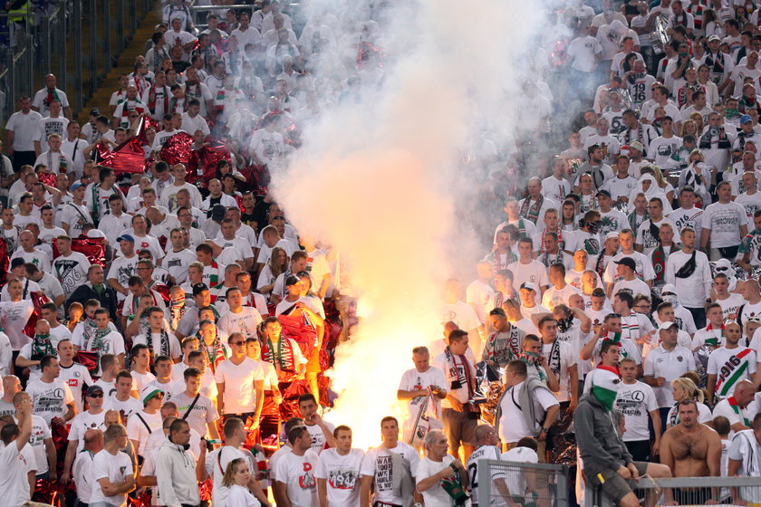 Ile Legia zapłaciła za idiotów rozrabiających na trybunach!?