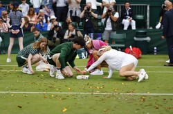 Wimbledon. Troje aktywistów aresztowanych. Rozrzucili na korcie konfetti i puzzle