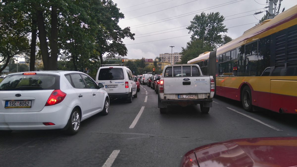 Łódzki Zarząd Dróg i Transportu w ostatnich dniach sierpnia informował, że zarówno pasażerowie MPK, jak łódzcy kierowcy po wakacjach mogą liczyć na to, że podróżować po mieście będzie znacznie łatwiej. A to dlatego, że zakończyła się część remontów. Pierwszy powakacyjny poniedziałek pokazał, że zapowiedzi mają z rzeczywistością niewiele wspólnego.