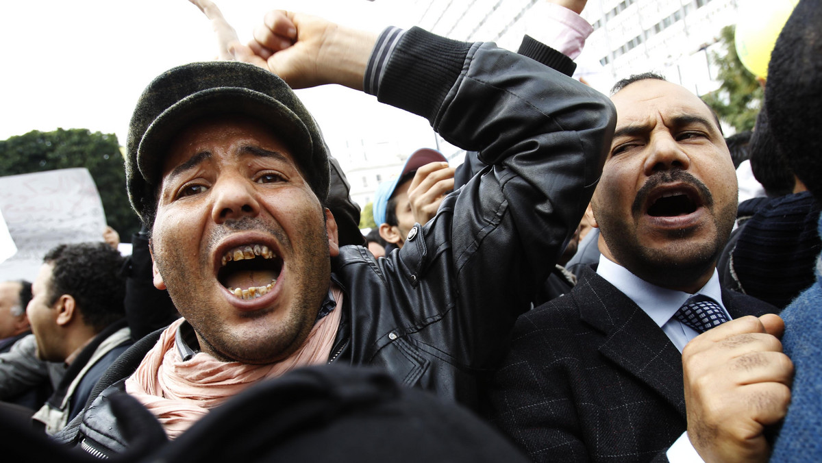 Setki ludzi przemaszerowały główną ulica Tunisu, żądając odsunięcia od władzy sojuszników obalonego prezydenta. Demonstranci śpiewali patriotyczne pieśni i wznosili plakaty z hasłami przeciwko rządzącej do niedawna partii RCD.