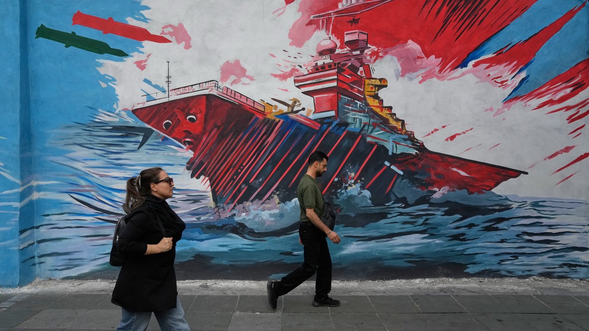 Mural sa američkim nosačem aviona pod napadom projektila u Teheranu 17. maja