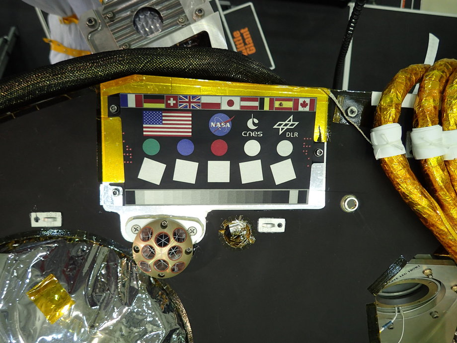 InSight to misja międzynarodowa. Na tablicy do kalibracji kamer lądownika znajdują się flagi państw, które brały udział w jej przygotowaniu. Wśród nich jest flaga Polski