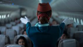 Stewardessa i steward. Jakie muszą spełniać kwalifikacje i jakie mają zarobki?