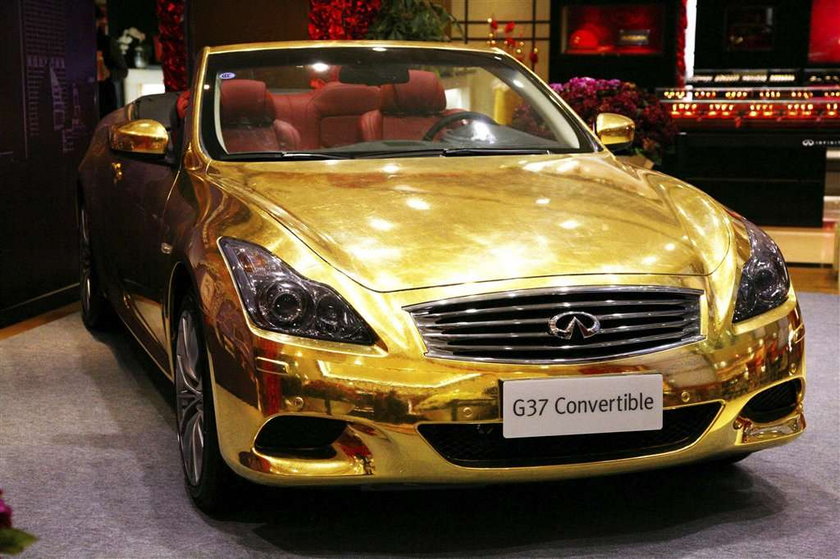 złoty samochód, infinity, chiny