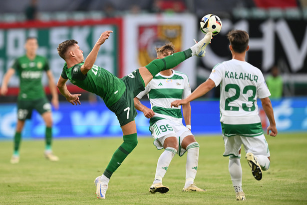 Zawodnik Śląska Wrocław Piotr Samiec Talar (L) oraz Tomasz Neugebauer (C) i Miłosz Kałahur (P) z Lechii Gdańsk podczas meczu 1. kolejki piłkarskiej Ekstraklasy