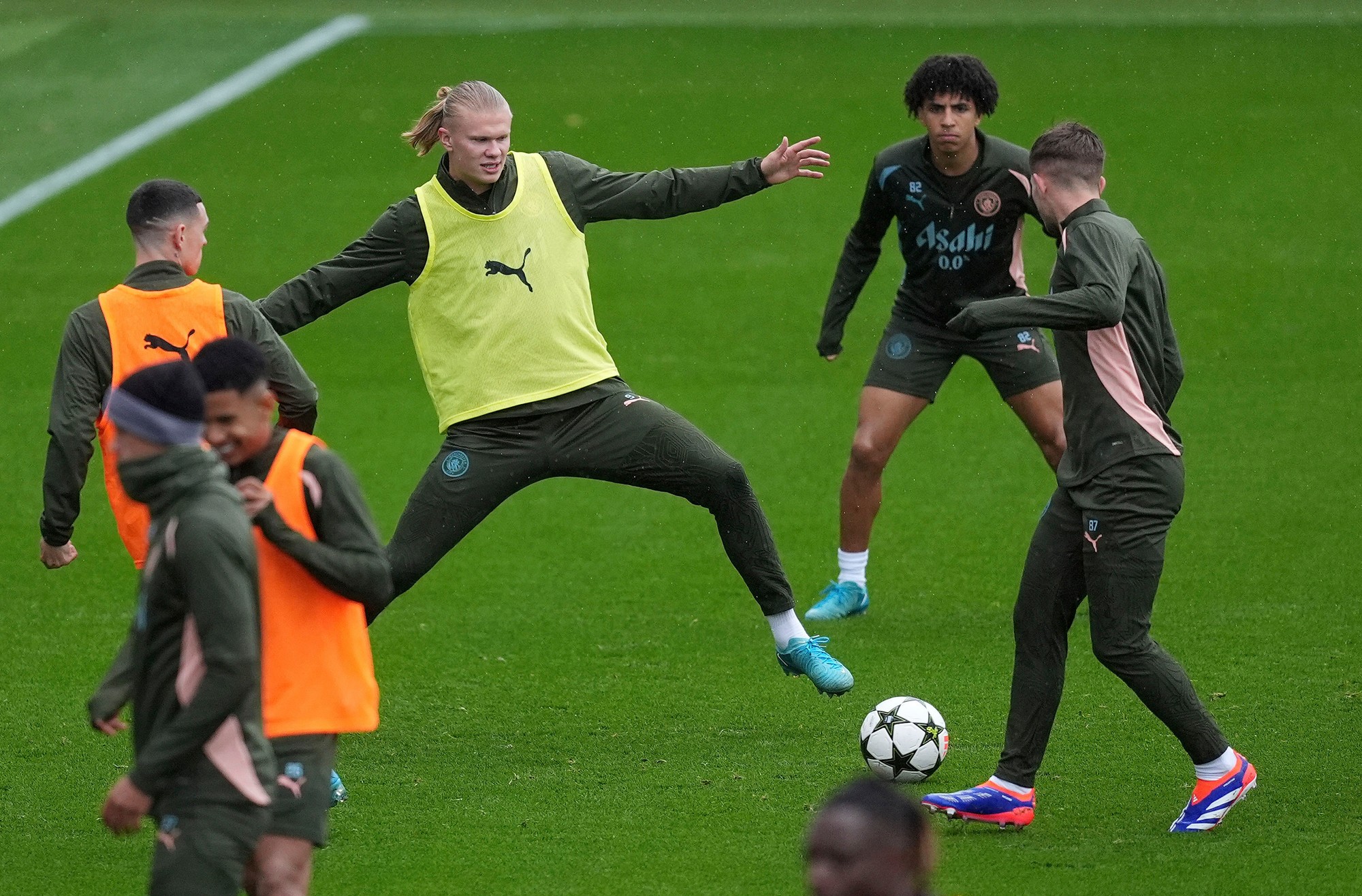 Futbalista  Manchestru City Erling Haaland (uprostred) počas tréningu v Manchestri pred zápasom druhého kola základnej fázy futbalovej Ligy majstrov.