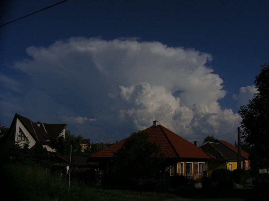 „Tankönyvbe illő zivatar”– írta képéhez közösségi oldalán Attila