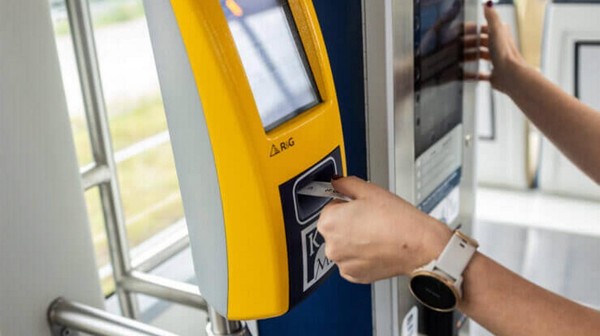 Najlepszym rozwiązaniem dla rozpoczynających studia w Krakowie jest podróżowanie komunikacją miejską. Przede wszystkim dlatego, że mogą korzystać z biletów ulgowych, a w dodatku nie muszą tracić czasu na to, by po ich zakup stać w kolejce.