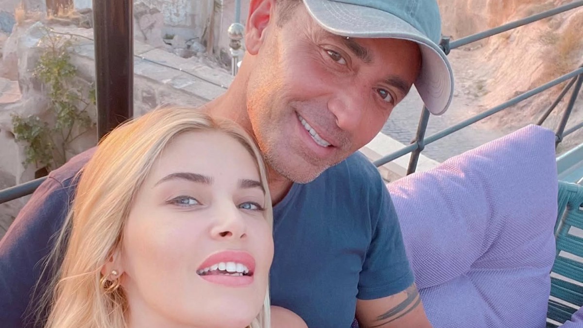 Mustafa Sandal (56) sa 19 godina mlađom suprugom - stajlinzi su im holivudski