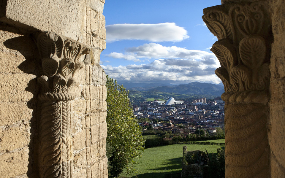 Oviedo - widok ze wzgórza Naranco z preromańskim kościołem na nowoczesny Pałac Kongresów