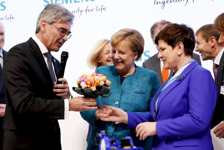 Kanclerz Niemiec Angela Merkel i polska premier Beata Szydło podczas zwiedzania stanowisk na międzynarodowych targach przemysłowych Hannover Messe 2017