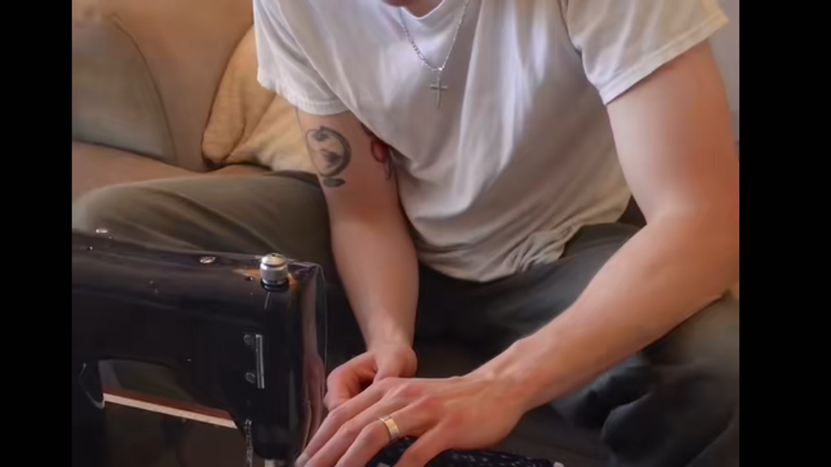 Dizajner pravi jaknu od stare garderobe