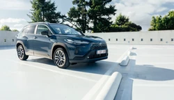 Nowa Toyota znika w ciemno. Ma silnik 2.0 i spala 4,9 l na 100 km. Cena hitem