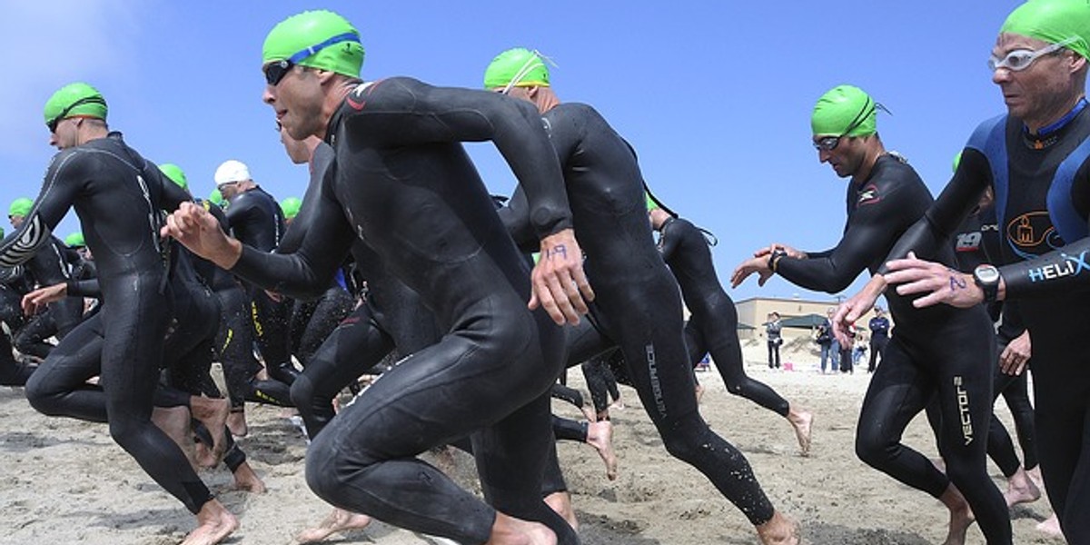 Triathloniści na starcie