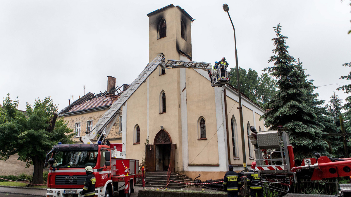 Pierwsze ustalenia prokuratury wskazują, że to zaprószenie ognia spowodowało w czwartek pożar kamienicy i zabytkowego kościoła w Oławie. Świątynia spłonęła doszczętnie, a z sąsiadującego z nią domu mieszkalnego ewakuowano 8 osób. Nikomu nic się nie stało.