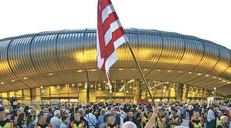 István, a király a fővárosban, tüntetésekkel