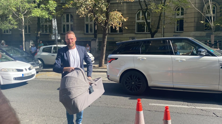 Danijel Alibabić ispred porodilišta