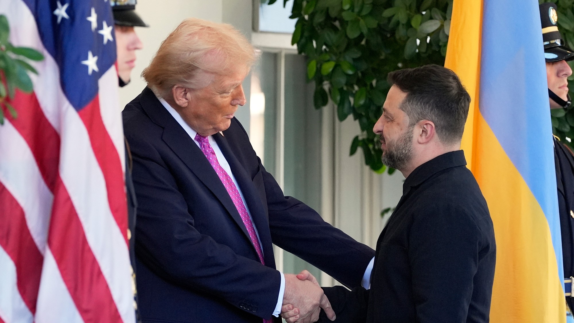 Prezident Donald Trump víta ukrajinského prezidenta Volodymyra Zelenského v Bielom dome.