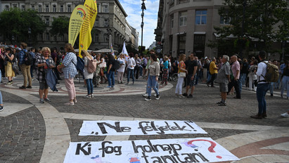 Zajlik Miskolcon az élőláncból lett tüntetés a  kirúgott igazgatóhelyettesért – Élő videó