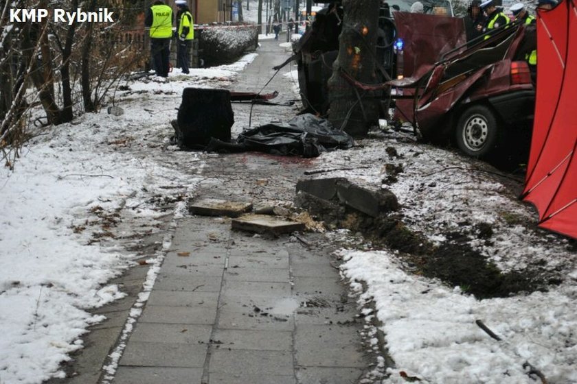 Samochód złamał się w pół. Kierowca skonał na drodze 