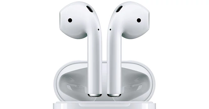 Nabywcy iPhone'ów otrzymują w komplecie słuchawki EarPods, bezprzewodowe AirPods dostępne są w cenie 799 złotych.