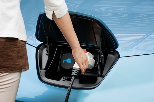 Mocy dostarczy 48 litowo-jonowych baterii ukrytych pod podłogą (zespół waży ok. 200 kg) i silnik elektryczny