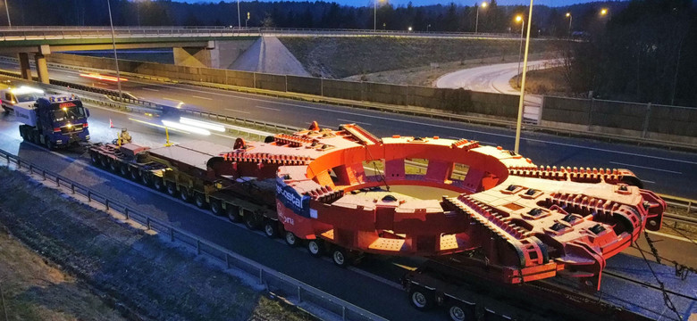 Transport tarczy TBM planowo dotarł na miejsce postoju w Jankach