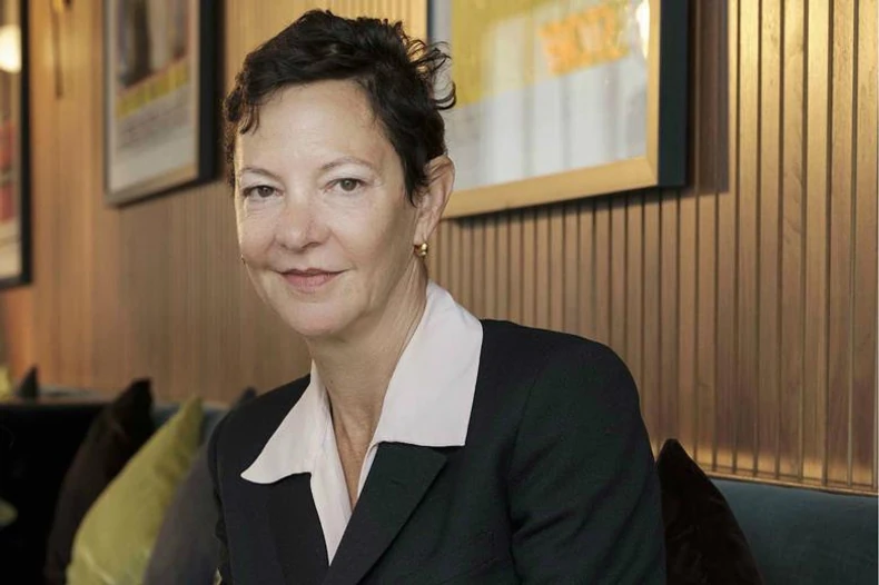 Sa Vladimirom Dekićem će film producirati Gabrijela Tana, britanska filmska producentkinja, poznata po filmovima "Filomena" i "Vojvotkinja"