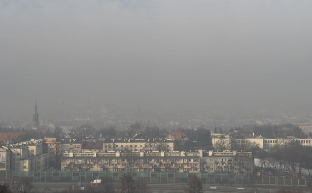 Smog w Krakowie. Coraz więcej osób chodzi w maseczkach na twarzy